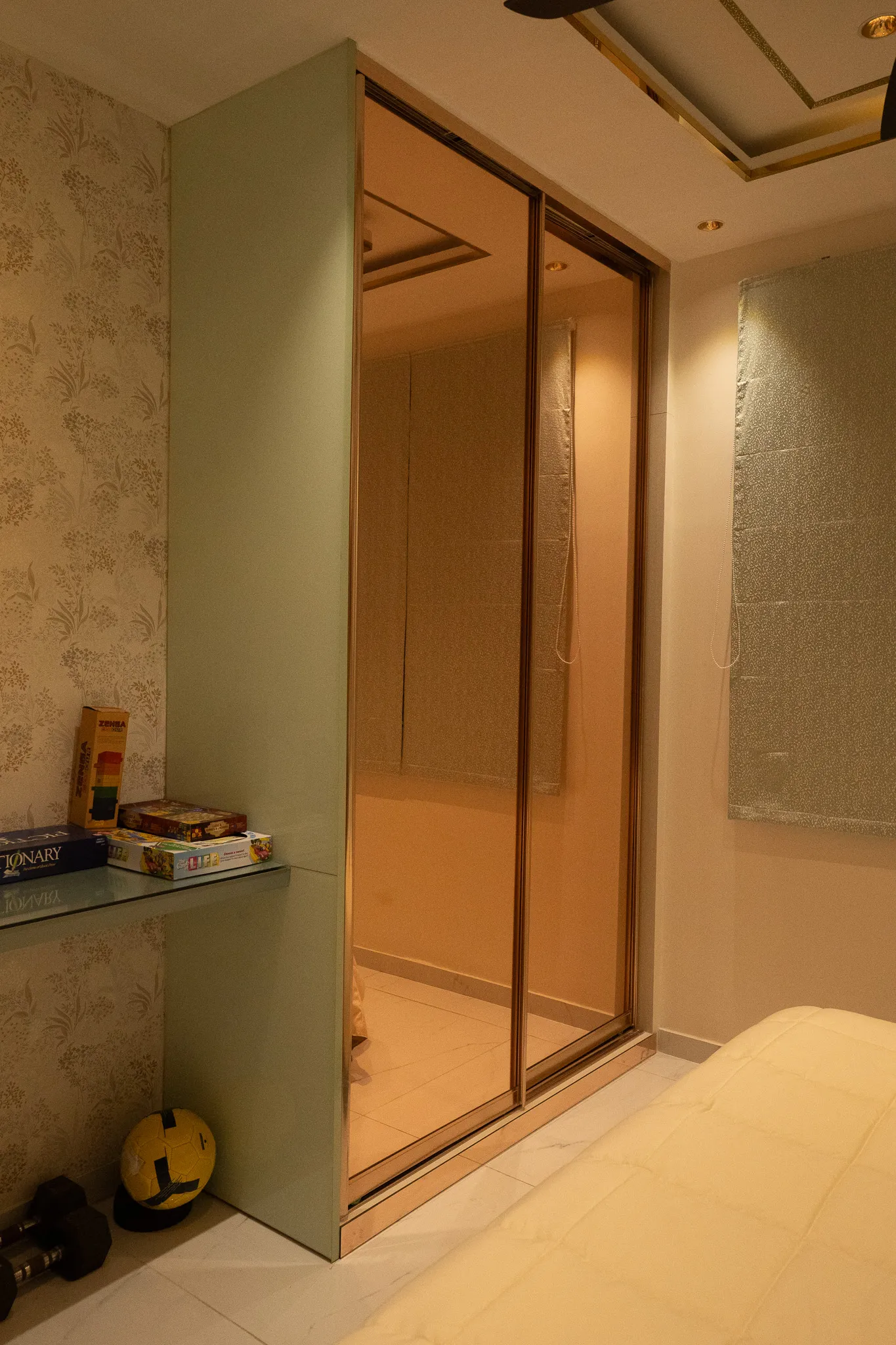 Wardrobe with bronze mirror shutters — Divyarjuna